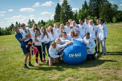 TL Ungdom er et tilbud der mobbefrie trivselsledere sørger for aktive og inkluderende storefri på ungdomsskolene. Her ser dere trivselsledere rett før de skal starte aktivitet med Kin-ball. Katrine Lunke / Apeland