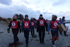 Folk deltok under Kom deg ut-dagen i Randaberg selv om det var meget frisk vær. FOTO: Anne Katrine Lycke.