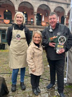 Garnviks røkeri fikk tildelt Spesialitet for sin røkte laks. F.v. Heidi Garnvik, landbruks- og matminister Sandra Borch og Vidar Garnvik. Foto: Stiftelsen Norsk Mat.