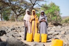 Raruba (i midten) og venninnene hennes må droppe skolen når vannet til familiene deres må hentes i elva i stedet for i brønnen. Foto: Utviklingsfondet
