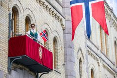 Flagget er et av de sterkeste symbolene på vårt fellesskapl og folkestyre, sier stortingspresident Tone Wilhelmsen Trøen. Her fra Stortingets balkong på 17. mai i 2020. Foto: Stortinget.
