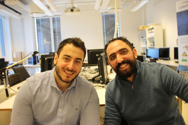 – Når alt fra kjøleskaptermometeret til hele strømforsyningen kan bli utsatt for angrep via internett, er vi som samfunn blitt mye mer sårbare, sier Vasileios Mavroeidis (t.v.) og Kamer Vishi. Foto: Dag Inge Danielsen/UiO