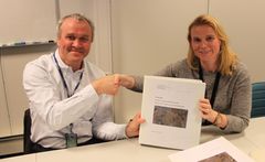 Regiondirektør Anders Geirsta i Skanska og prosjektleder Hilde Ulvik i SVV under kontraktssigneringen