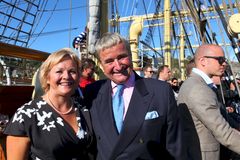 TAKKNEMLIG: Generalsekretær Rikke Lind var meget takknemlig for den generøse gaven Redningsselskapet i dag mottok fra Christen Sveaas og Viking Supply ships.