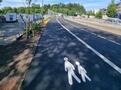 LANGS E18 PÅ BYGDØY: En del av landets mest trafikkerte sykkelstrekning er utvidet, fått gulstripe og eget fortau for fotgjengerne. (Foto: Silvia Krogh /Statens vegvesen)