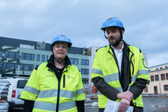 Arbeids- og inkluderingsminister Marte Mjøs Persen og næringsminister Jan Christian Vestre besøkte Voldsløkka skole i Oslo da regjeringen presenterte nye krav i Norgesmodellen for offentlige anskaffelser. Foto: Arbeids- og inkluderingsdepartementet