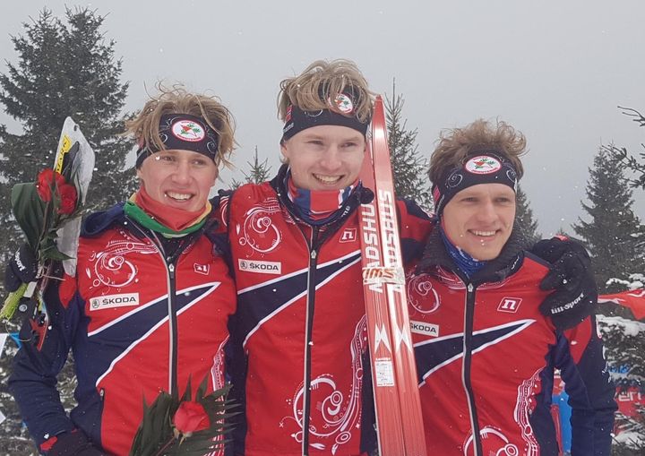 Helnorsk pall i EM i skiorientering. Fra venstre: Henrik Fredriksen Aas, Jørgen Baklid og Isak Jonsson. Foto: Norges Orienteringsforbund