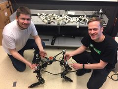 Tønnes Nygaard og Kyrre Glette med «Dyret» i 2019, da roboten så vidt hadde lært seg å gå. Arbeidet har utspring i prosjektet EPEC – Engineering Predictability with Embodied Cognition. Foto: Mette Johnsrud/UiO