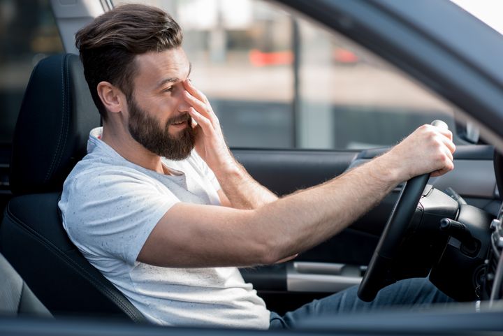 Hvis du som sjåfører kjenner deg trøtt, bør du la noen andre ta over kjøringen eller stoppe og sove litt, råder Codan Forsikring. Foto: iStock