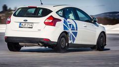Skal du velge dekk som passer best for deg og din bil, må du lese deltestene og finne dekkene som leverer best på de kjøreforholdene du har i hverdagen. (FOTO: Lauri Ahtiainen / MOTOR)