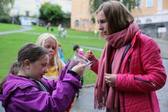 Elever fra 6A på Krohnengen skole startet Jakten på mikroplasten sammen med forsknings- og høyere utdannings minister Iselin Nybø