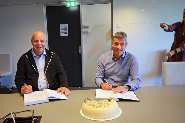 Harald Even Fosse (til v.) og Svenn Finden under signering, med konfetti som vart avfyrt for å feire.
Foto: Ole Kristian Åset, Statens vegvesen
