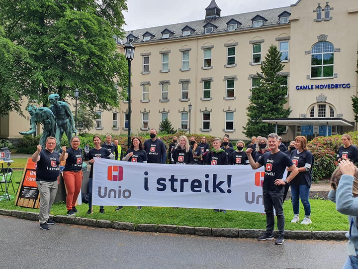 Unio varsler utvidelse av sykehusstreiken fra mandag. Her er streikende i Bergen. Foto: Unio.