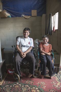 Brødrene Zaid (16) og Ahmad (10) har begge en arvelig muskelsykdom som gjør at de sitter i rullestol. De bor i Bekadalen i Libanon med seks andre søsken og foreldrene i et rom de leier for 200 dollar i måneden. For snar to år siden flyktet de fra Syria. Men livet som flykning er ikke bare bra. Moren har en rekke ganger forsøkt å få hjelp til de to guttene uten å lykkes.
- Hjemme i Syria fikk guttene skolegang, i dag sitter de kun inne uten mulighet for undervisning. Zaid og Ahmad har ikke vært ute på mange dager, sier hun. Foto: Torgrim Halvari/Altas-alliansen