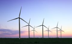 Det vart i dag meld at regjeringa har bestemt ikkje å innføre ei nasjonal ramme for vindkraft på land. Det meiner styreleiar i KS, Gunn Marit Helgesen, var klokt. Foto: Shutterstock