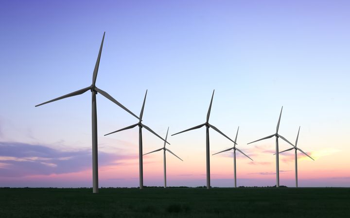 Det vart i dag meld at regjeringa har bestemt ikkje å innføre ei nasjonal ramme for vindkraft på land. Det meiner styreleiar i KS, Gunn Marit Helgesen, var klokt. Foto: Shutterstock