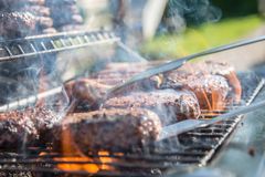 Å bruke kullgrill på balkonger i boligselskaper er sjeldent lov. Mange tillater elektriske griller og noen gassgrill. (Foto: Pexels)
