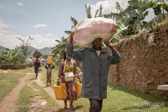 Twasa Enoch og Jennifer Ntawiha flyktet til Uganda, men reiser hjem til Den demokratiske republikken med barna sine. Twaza er bonde og vil returnere til hjemlandet etter å ha hørt at det har blitt fred i landsbyen hans. Foto: UNHCR/ Esther Ruth Mbabazi
