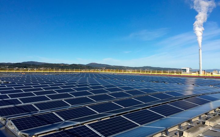solceller på taket på ASKO Vestfold-Telemarks lagerbygg