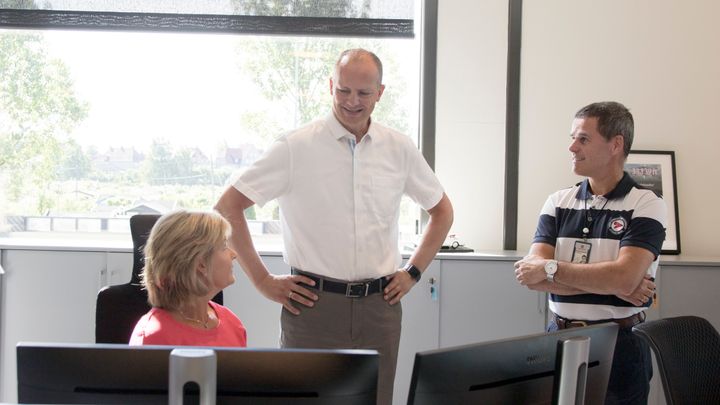Samferdselsminister Ketil Solvik-Olsen fikk torsdag demonstrert den nye løsningen for eierskifte og omregistrering av kjøretøy hos Bertel O Steen på Ullevål. Her sammen med salgskoordinator Kristine Krog og Erik Aalling fra Statens vegvesen. Foto: Samferdselsdepartementet / Tornøe