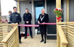 Ordfører i Hasvik kommune, Eva Danielsen Husby klippet snoren da Redningsselskapets nye og bærekraftige stasjon ble offisielt åpnet på Sørøya i dag.
