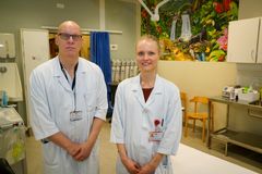 Sykepleier og koordinator Trude Elvebakk (t.v) og professor og overlege Henrik Døllner håper studien kan bidra til å forebygge astma. Foto: Geir Johansen