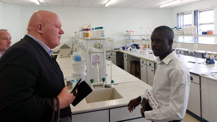 Prorektor forskning, Arild Hovland (t.v.) og rektor Peer Jacob Svenkerud på omvisning i et laboratorium ved Neudamm campus ved University of Namibia. Foto: Høgskolen i Innlandet.