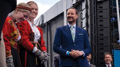 Pernille Gundersrud (gudmor), Kronprins Haakon, Malene Moen Straume (gudmor). Foto: Yara International