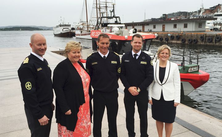F.v. skipsfører Lars Solvik, statsminister Erna Solberg, skipsfører Jarl Pedersen, beredskapssjef Ronny Pedersen og generalsekretær Rikke Lind fra Redningsselskapet.