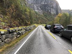 Denne strekkja mellom Vassenden og Bolstad aust er mellom dei som no vert asfalterte. Foto: Lars Olve Hesjedal, Statens vegvesen