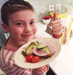 Topp med glutenfritt: Theo (9) har glutenintoleranse, og kan ikke spise bakervarer med hvetemel. Med Coops nye dagsferske, glutenfrie brød kan også han endelig kose seg med ferskt brød. Det betyr en enklere hverdag for foreldrene. Foto: Nina Farstad Engebretsen