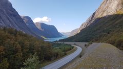 Statens vegvesen lyser ut éin ny, stor vegkontrakt for riksvegane i Sunnfjord, og delar av Sogn og Nordfjord. Dette gjeld delar av E39, Rv 5 og rv 13. Biletet er frå riksveg 5, ved Kjøsnesfjorden.