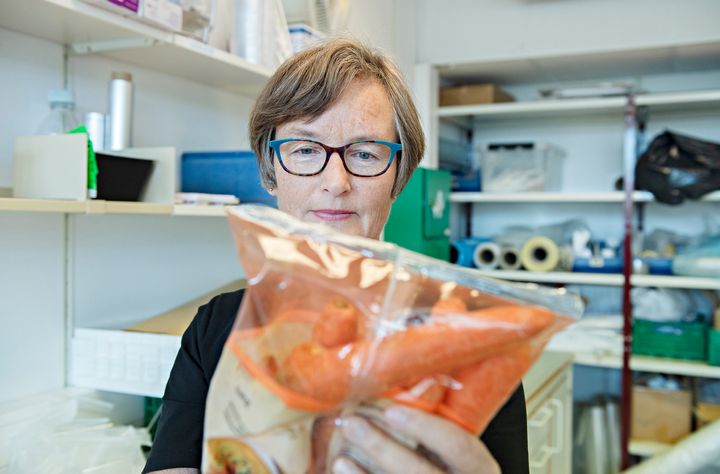 Hanne Larsen har forsket på hva som skal til for å minske svinnet på gulrot, både i distribusjon og hos forbruker, ved å se på hvordan emballasjen puster og betydningen av lagringstemperatur.