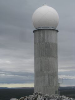Slik kommer værradaren til å se ut. Denne står i Berlevåg i Finnmark. Foto: Meteorologisk institutt