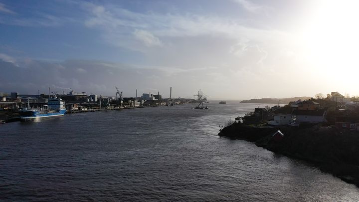 Oversiktsbilde Borg havn, med prøvemudringanlegget omtrent midt i bildet. Foto: Showfabrikken/Kystverket