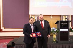 Stortingspresident Masud Gharahkhani ble i oktober 2022 tildelt Jaroslav den Vise-ordenen av Ukrainas president Volodymyr Zelenskyj. Prisen ble overrakt av den ukrainske parlamentsformannen Ruslan Stefantsjuk. Foto: Stortinget