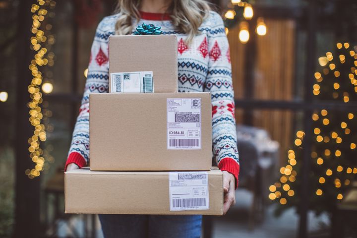 JULESHOPPING: Skal du sende julegaver, er fristen 16. desember, kan Helt Hjem fortelle. Men husk at det finnes alternativer, dersom du er sent ute! (Foto_ Getty Images)
