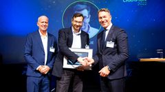 Terje Aasland (t.h.) og Roy Ruså sammen med vinneren av prisen "OG21 Technology Champion 2022", Jan Erik Lie.