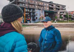 TURSOMMER FRA DNT: Progamleder i Tursommer, Mari Stephansen, intervjuer kajakkpadler Svein Sætre om kajakkturer i Norge Foto: Marius Dalseg Sætre/DNT.