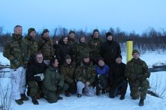UFK ved den norsk-russiske grense. I tillegg til komiteens medlemmer er bildet av brigader Arne Opperud (stabssjef Hærstaben) oberstløytnant Jan Erik Haug (Sjef GSV) kommandersersjant Trond Lysholm (Sjefssersjant GSV) kaptein Øystein Greve (Sjef Jarfjord Grensekompani) Grensevaktsoldat fra Jarfjord Grensekompani Dag Stangnes (komitesekretær) Rune Skjerve (komitesekretær) Foto: 
Grenader Maren Hetland, Hæren