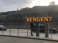 Bilisten kan velge å betale parkeringsavgiften på betalingsautomater, via appen Mobilparkering eller motta en faktura.