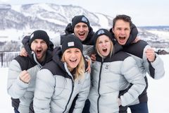 «Vinterheltene»- teamet består av tidligere freestylemester og OL-vinner Kari Traa, tidligere profesjonell snøbrettkjører og X Games-vinner Daniel Franck, curlingspiller Thomas Ulsrud, tidligere skihopper Anette Sagen, og tidligere landslagstrener i langrenn og ekspertkommentator Morten Djupvik. Foto: Helene Kjærgaard/TV 2.