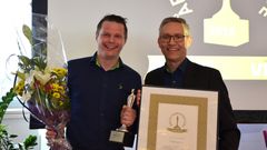 Eirik Jarl Nilssen og Frank Rune Røvde i Elkjøp er fornøyde med å ha blitt kåret til beste franchisekjede. Foto: Kaja Celine Rygh.
