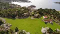 Fredheim gård ligger idyllisk til i Søgne. Foto: Hans Olav Tandberg