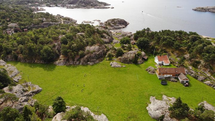 Fredheim gård ligger idyllisk til i Søgne. Foto: Hans Olav Tandberg