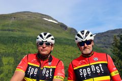 Tony Jensen (t.v) og Håkon Raymond Pedersen fra Halden er kompiser og lagkamerater i sykkelgruppa til Idretten Skaper Sjanser. Her fra Arctic Race of Norway i august i år. Foto: Trond Henriksen