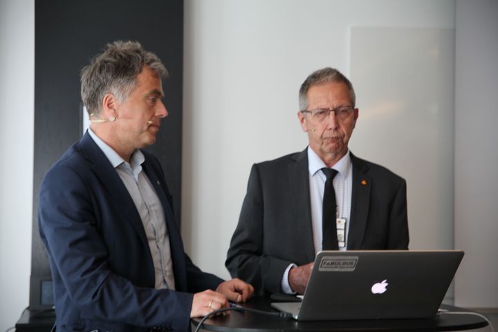 Vegdirektør Terje Moe Gustavsen (t.h.) var invitert til KS for å presentere rapporten for fylkeskommunene denne uken. Her sammen med Helge Eide, direktør for interessepolitikk i KS. Foto: KS