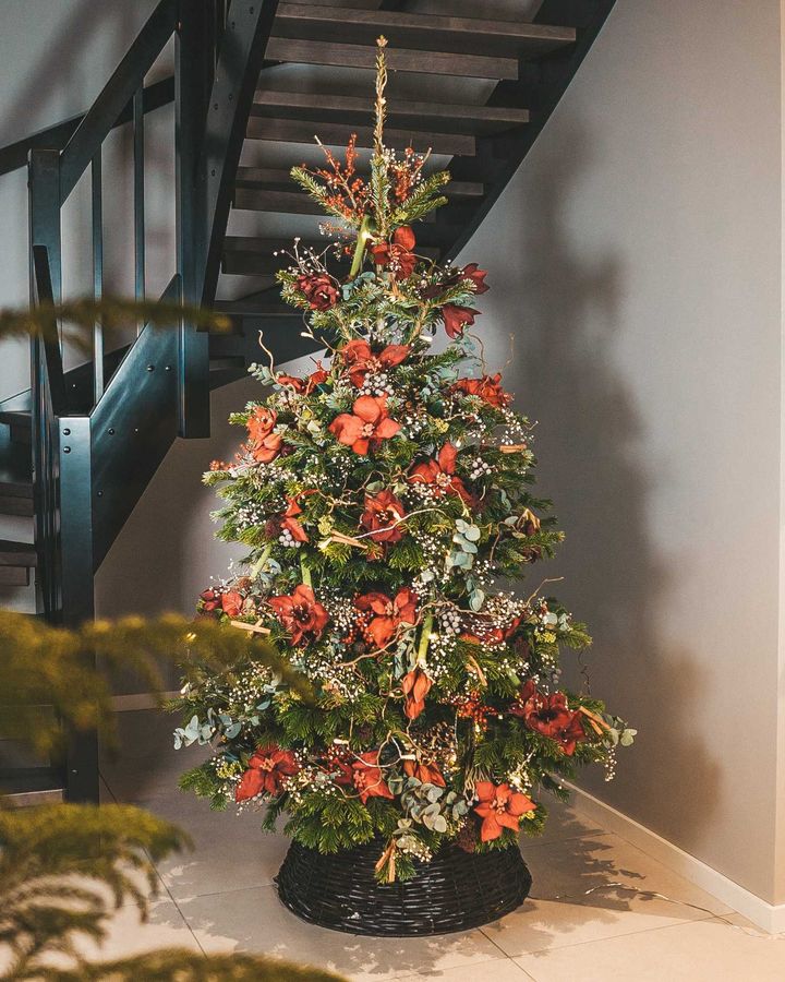 PYNT MED BLOMSTER: Dette nydelige juletreet er pyntet med blant annet amaryllis, eukalyptus og brudeslør. Foto: Belinda Jakobsen