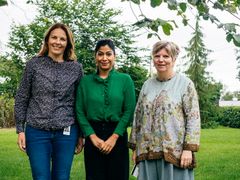 Silje Wærp, Neha Parekh og Thale Plesser arbeider med helse- og miljøvurderinger av byggematerialer. Foto: Remy Eik, SINTEF