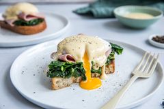 Klassikeren Eggs Benedict er ren luksus på brødskive. Den består av en sprø brødskive, spinat, skinke, posjert egg og hollandaise saus på toppen. Mektig godt! Foto: BRODOGKORN.NO